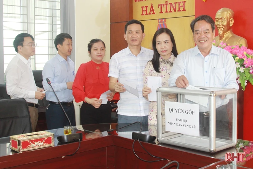 Cán bộ, công chức Hà Tĩnh quyên góp ủng hộ bà con vùng lũ