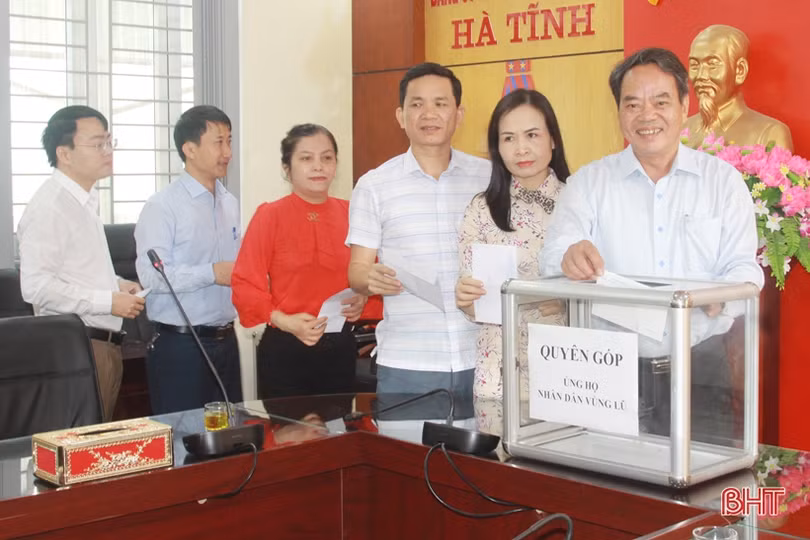 Cán bộ, công chức Hà Tĩnh quyên góp ủng hộ bà con vùng lũ