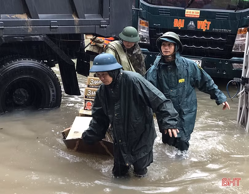 Nhiều khu vực ở thành phố Hà Tĩnh vẫn ngập sâu hơn 1m