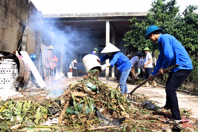 Hơn 1.000 cán bộ, chiến sĩ TX Kỳ Anh giúp dân khắc phục hậu quả mưa lũ