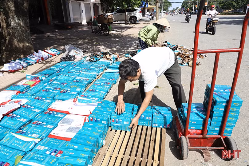 Tranh thủ trời nắng, tiểu thương Hà Tĩnh phơi hàng hóa sau mưa lũ