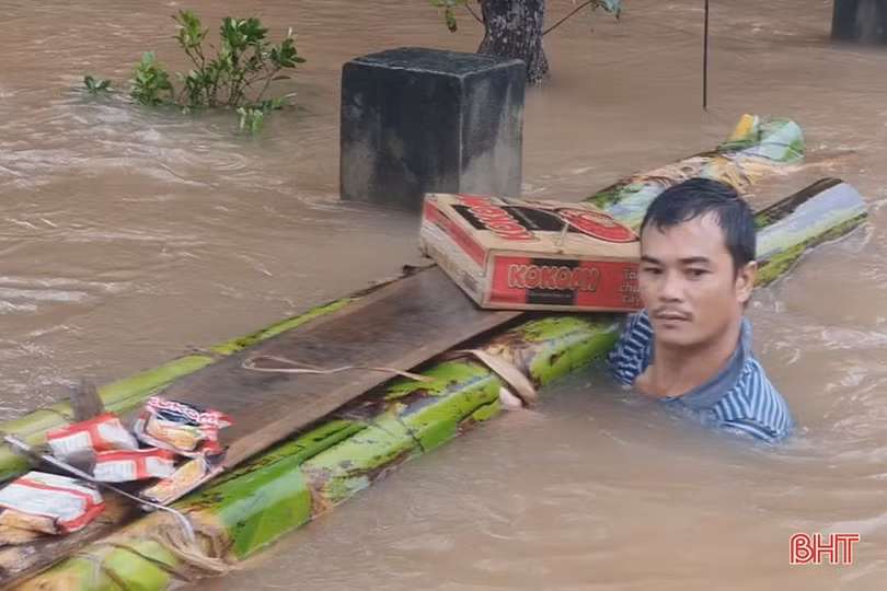 Mênh mông biển nước nhấn chìm hàng chục nghìn nhà dân ở Hà Tĩnh