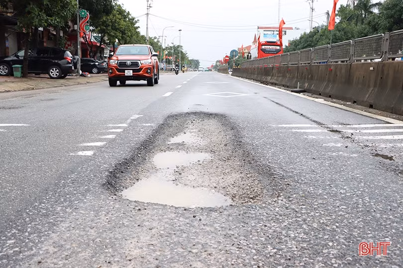 Nhiều đoạn Quốc lộ 1 hư hỏng nặng do mưa lũ