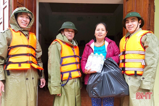Người dân vùng lũ Thạch Hà tiếp nhận nhiều sự sẻ chia