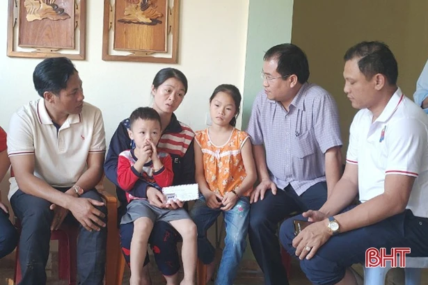 Thêm nhiều phần quà ý nghĩa hướng về người dân vùng lũ Hà Tĩnh