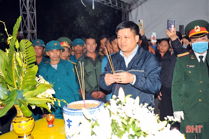 Dâng hương tưởng niệm các liệt sỹ hy sinh tại Quảng Trị