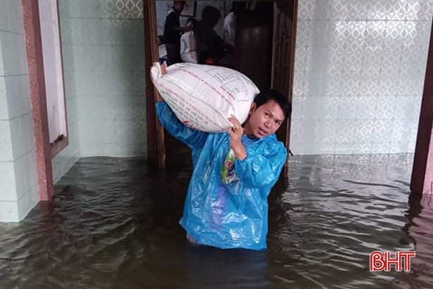 Người dân huyện miền núi Hà Tĩnh gói 3.500 bánh chưng gửi đồng bào ngập lụt