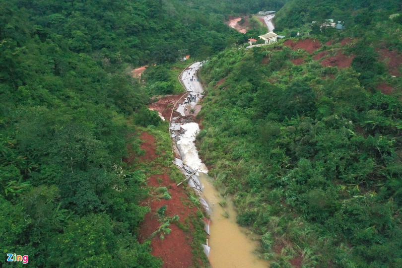 Quốc lộ 12A bị nứt gãy như động đất