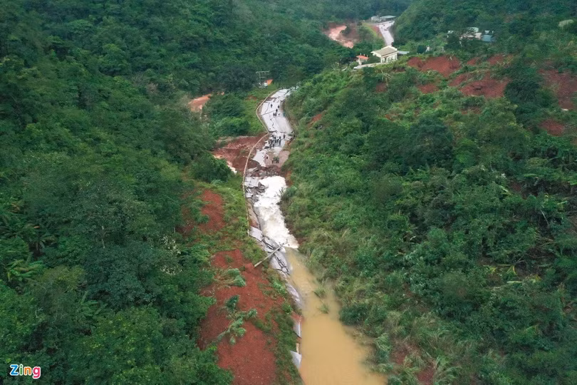 Quốc lộ 12A bị nứt gãy như động đất