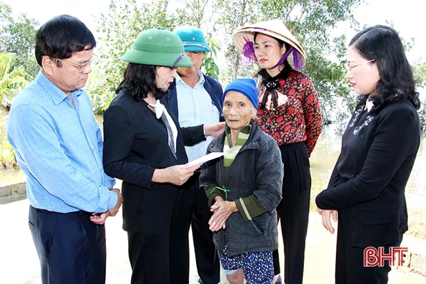 Nhiều tình cảm hỗ trợ đến với người dân vùng lũ