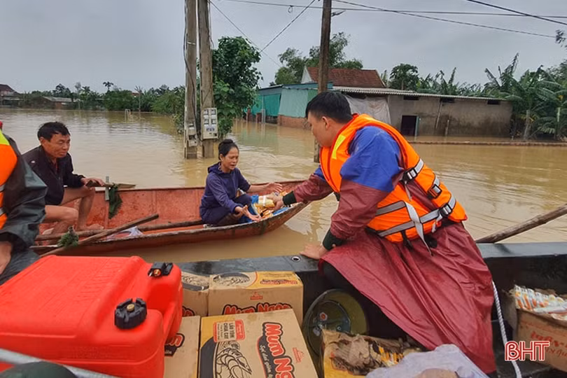 Cận cảnh cứu trợ người dân “tâm lũ” Cẩm Xuyên trong sáng nay