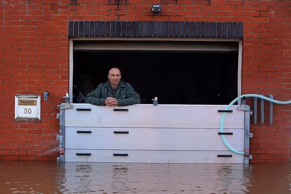 Nhiều cách bảo vệ ôtô độc đáo trong mùa lũ lụt