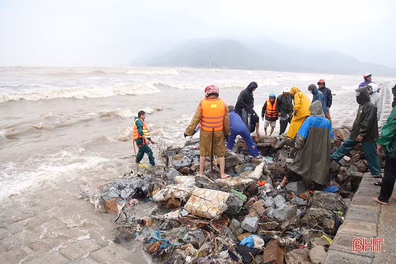 Huy động cả trăm người ứng cứu đê biển bị sạt lở ở Cẩm Nhượng