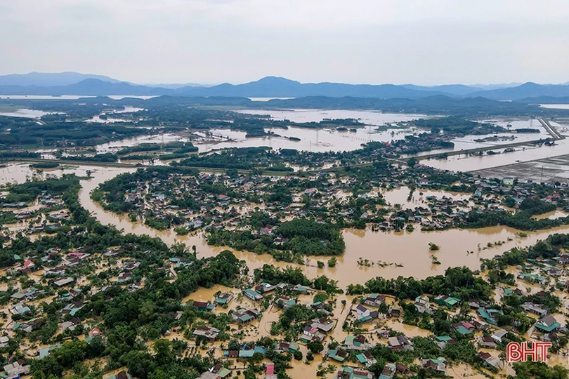 2 ngày “quên ăn” cứu hàng trăm người dân trong “tâm lũ” Hà Tĩnh