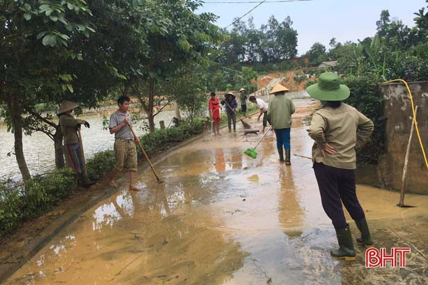 Người dân các địa phương ở Hà Tĩnh tập trung xử lý môi trường sau lũ