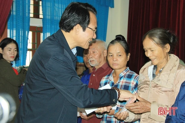 Nhiều tình cảm hỗ trợ đến với người dân vùng lũ