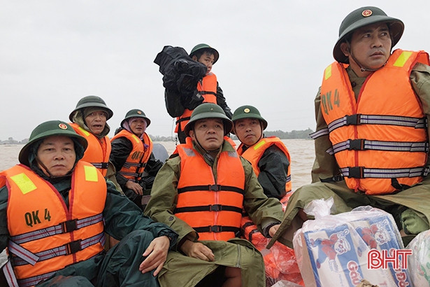 Người dân vùng lũ Thạch Hà tiếp nhận nhiều sự sẻ chia