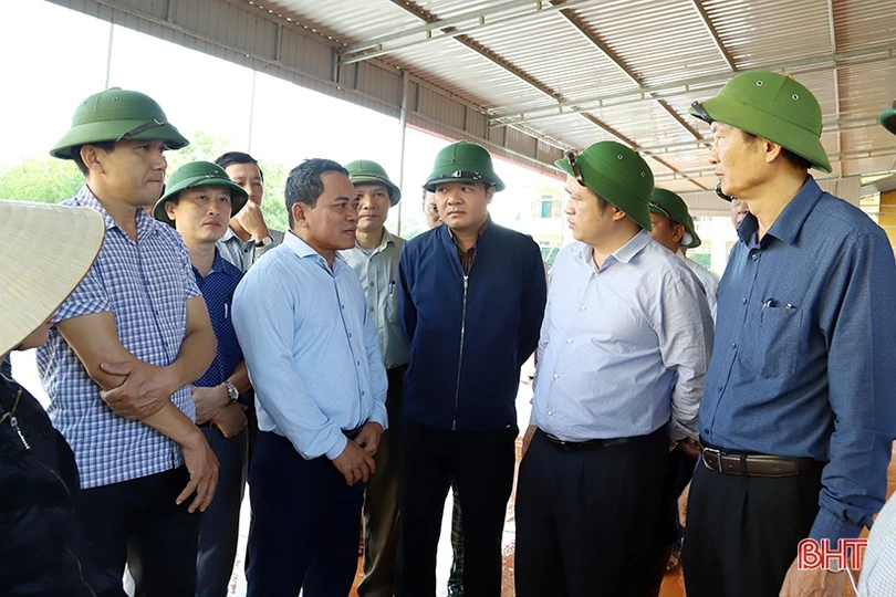 Khẩn trương khắc phục hậu quả lũ lụt, hỗ trợ người dân Hà Tĩnh sấy lúa