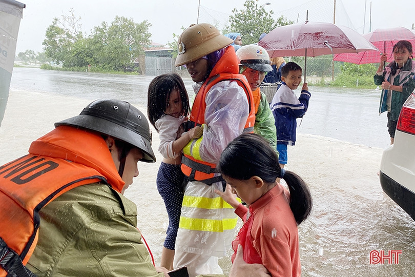 Công an Thạch Hà giải cứu nhiều hộ dân mắc kẹt vì ngập lũ