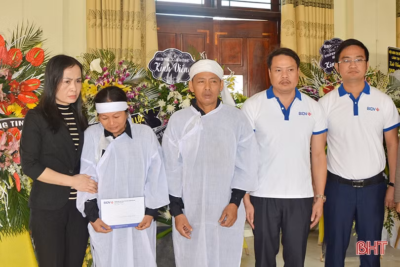 Trao 60 triệu đồng cho các thân nhân liệt sỹ Hà Tĩnh hy sinh ở Quảng Trị