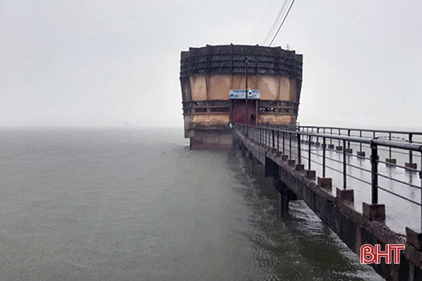 Tin vui từ Kẻ Gỗ, dự kiến đến trưa nay, giảm lượng xả còn dưới 500m<sup>3</sup>/s