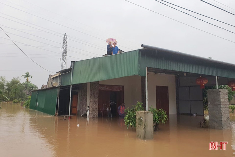 Phó Thủ tướng Trịnh Đình Dũng cùng lãnh đạo Hà Tĩnh trao quà cứu trợ “tâm lũ” Cẩm Xuyên