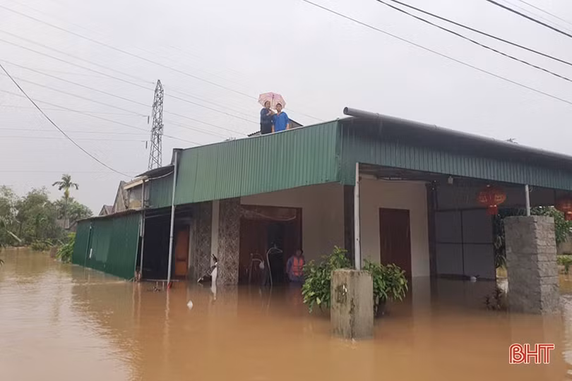 Phó Thủ tướng Trịnh Đình Dũng cùng lãnh đạo Hà Tĩnh trao quà cứu trợ “tâm lũ” Cẩm Xuyên