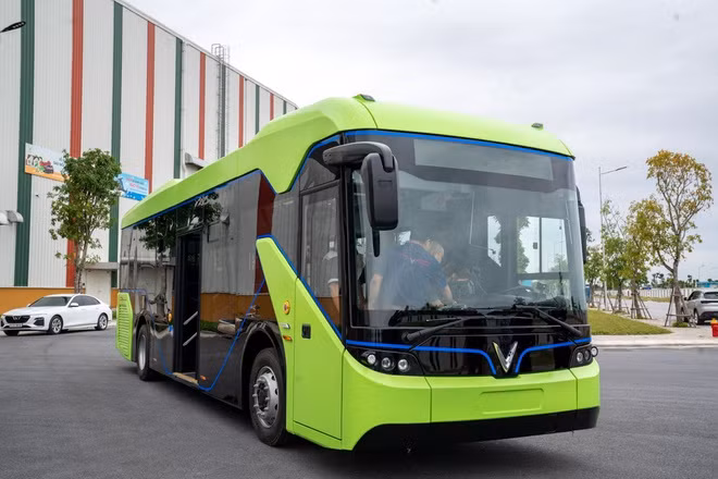 Xe buýt điện của VinFast lần đầu xuất hiện