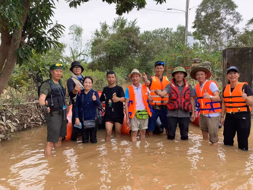 PVC và đội xuồng hơi Hà Nội giải cứu 91 người dân kẹt trong vùng lũ