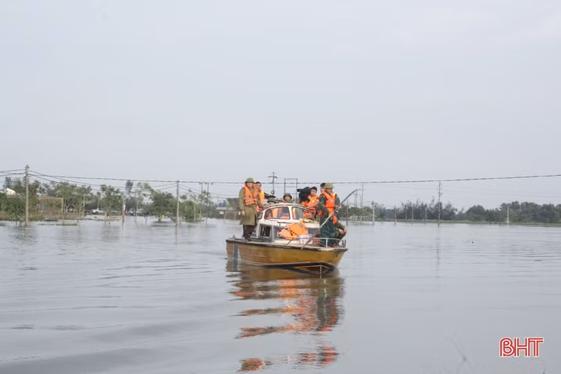 Tuổi Trẻ Hà Tĩnh hỗ trợ người dân vùng lũ 300 triệu đồng