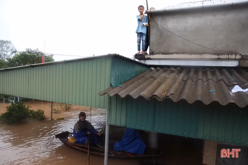 Mênh mông biển nước nhấn chìm hàng chục nghìn nhà dân ở Hà Tĩnh