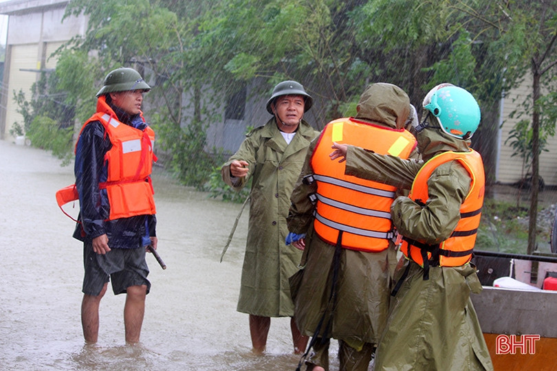 Công an Thạch Hà giải cứu nhiều hộ dân mắc kẹt vì ngập lũ
