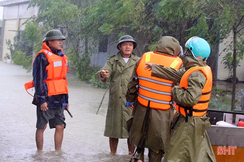 Công an Thạch Hà giải cứu nhiều hộ dân mắc kẹt vì ngập lũ