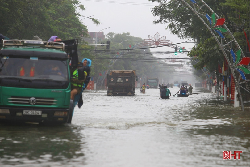 Hà Tĩnh: Nhiều xe tải lớn làm “taxi” miễn phí cho người dân vùng lụt