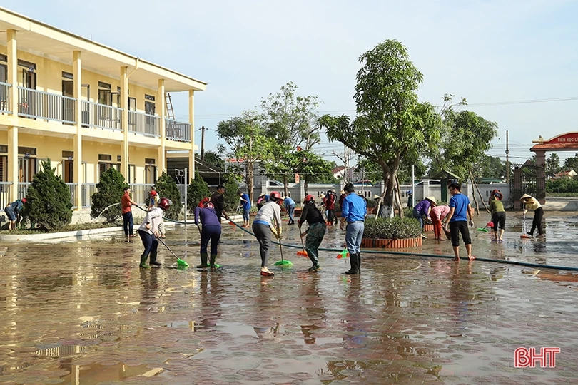 Khẩn trương khắc phục hậu quả lũ lụt, hỗ trợ người dân Hà Tĩnh sấy lúa