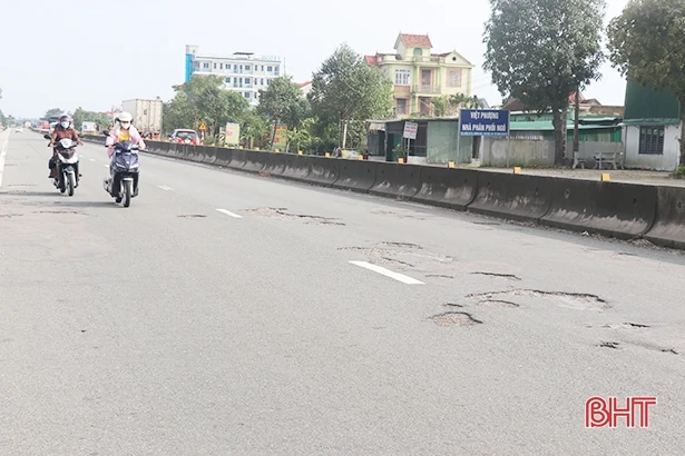 Quốc lộ 1A từ TX Hồng Lĩnh đến Thạch Hà chi chít ổ gà