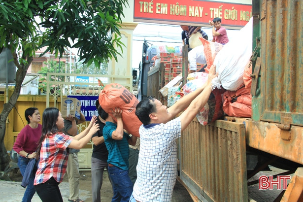 Ngành GD&ĐT Nghi Xuân ủng hộ đồng bào vùng lũ Hà Tĩnh và các tỉnh miền Trung hơn 800 triệu đồng