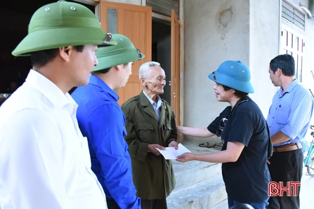 Thêm nhiều phần quà ý nghĩa hướng về người dân vùng lũ Hà Tĩnh