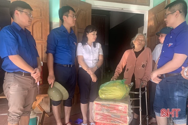 Nhiều tình cảm hỗ trợ đến với người dân vùng lũ