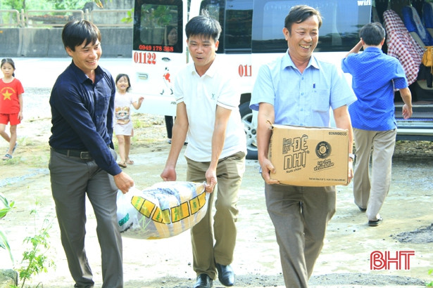 Ngành GD&ĐT Nghi Xuân ủng hộ đồng bào vùng lũ Hà Tĩnh và các tỉnh miền Trung hơn 800 triệu đồng