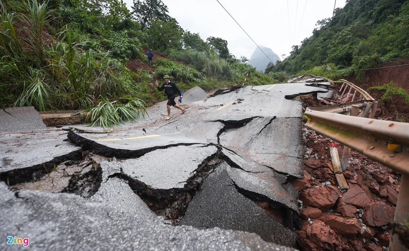 Quốc lộ 12A bị nứt gãy như động đất