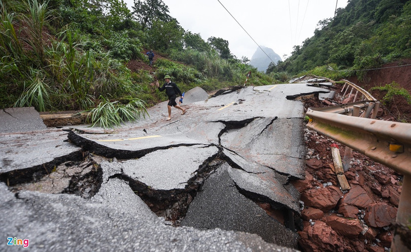 Quốc lộ 12A bị nứt gãy như động đất