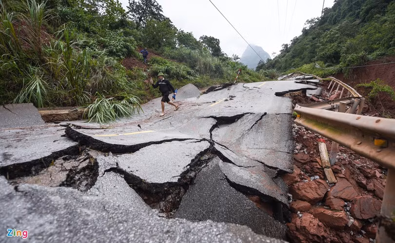 Quốc lộ 12A bị nứt gãy như động đất