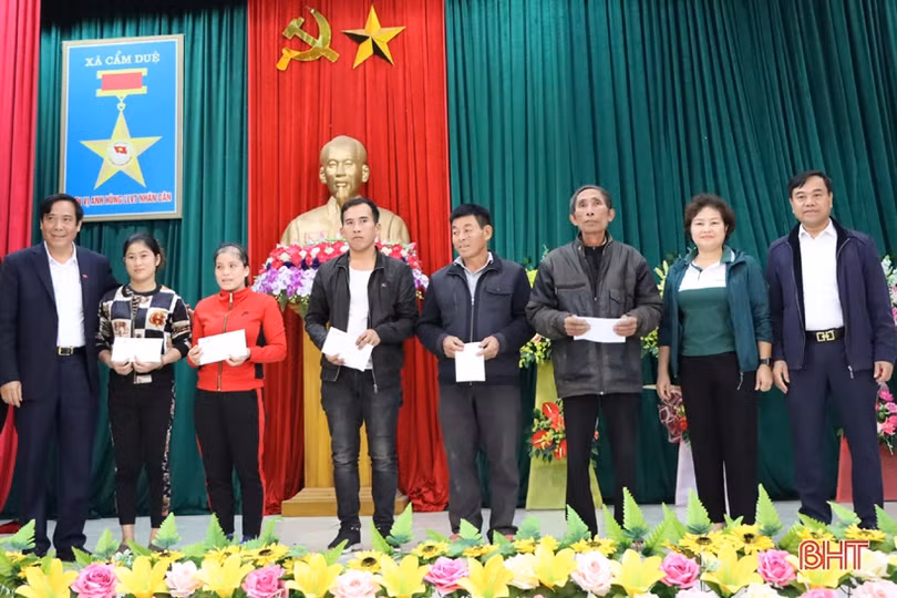 VCB Việt Nam, Hội đồng hương tại Hà Nội trao hơn 1,2 tỷ đồng cho người dân Cẩm Xuyên