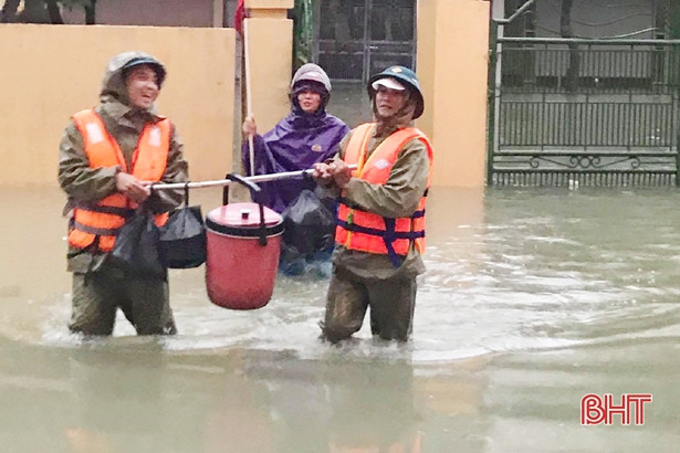 Các tổ chức, cá nhân tiếp tục ủng hộ bà con vùng lũ Hà Tĩnh