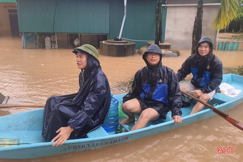 Phó Thủ tướng Trịnh Đình Dũng cùng lãnh đạo Hà Tĩnh trao quà cứu trợ “tâm lũ” Cẩm Xuyên
