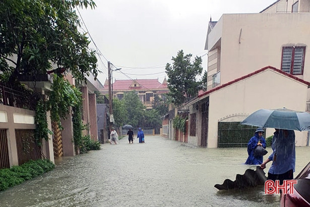 Sáng nay, nhiều phường ở TP Hà Tĩnh vẫn ngập sâu trong nước