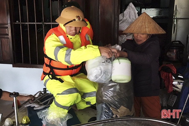 Cảnh sát đường thủy luồn ca-nô ứng cứu người dân “rốn lũ” Hà Tĩnh
