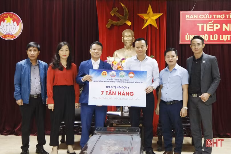 Tỉnh Hà Giang cùng nhiều tổ chức, đơn vị ủng hộ đồng bào vùng lũ Hà Tĩnh