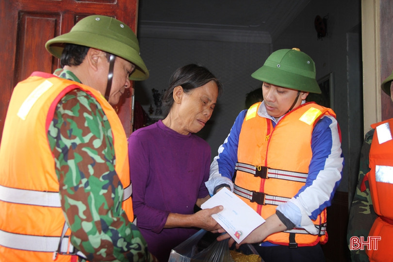 Tuổi Trẻ Hà Tĩnh hỗ trợ người dân vùng lũ 300 triệu đồng